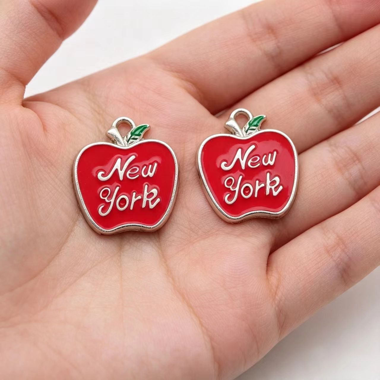 Jewelry Making New York - 10 piezas de dijes de manzana
